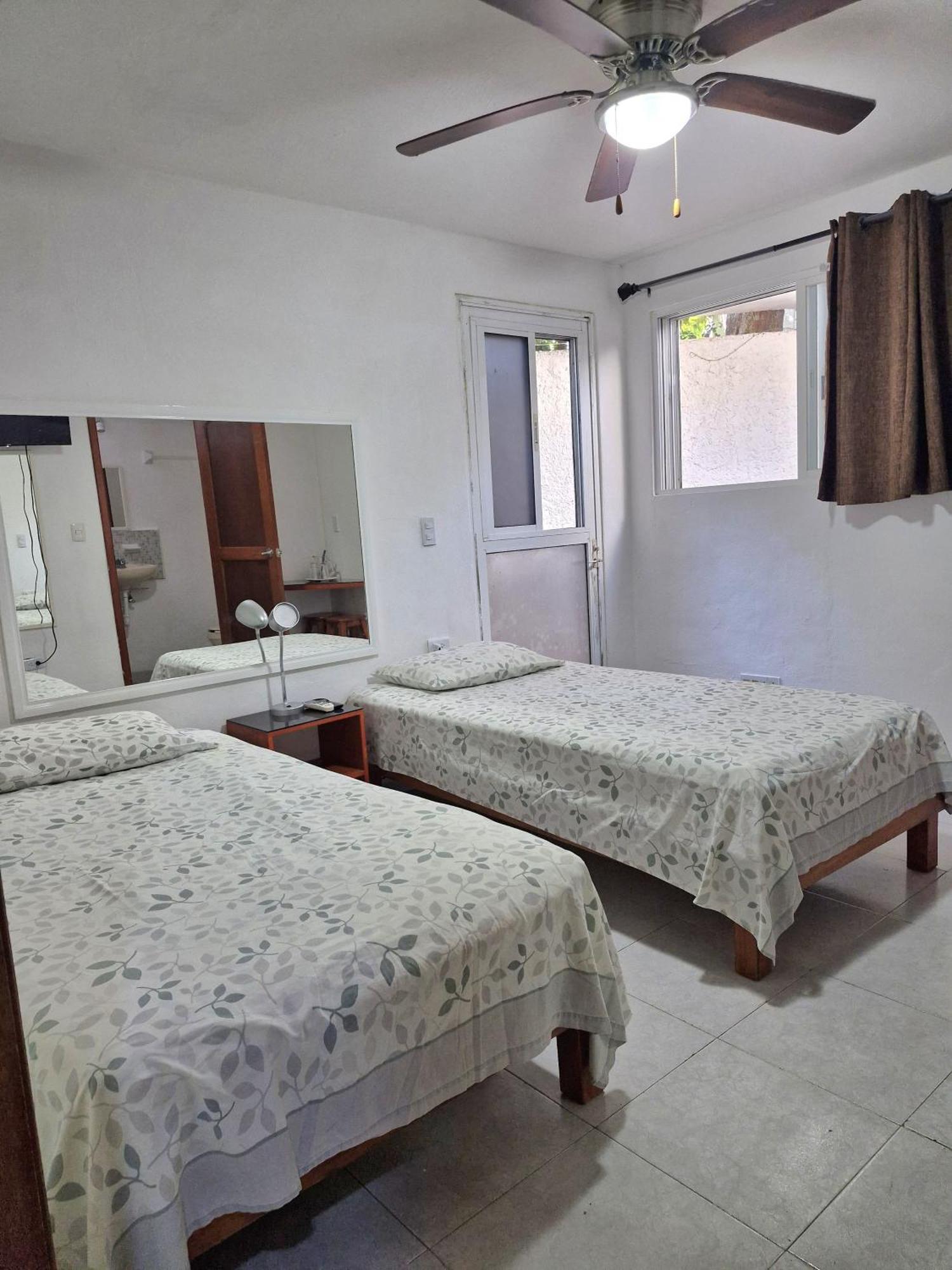 Las Margaritas Casa De Huespedes Apartment Cancun Bagian luar foto